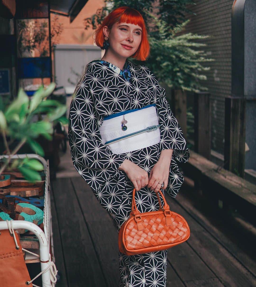 Anji SALZさんのインスタグラム写真 - (Anji SALZInstagram)「Missing my vibrant and fresh cut hair by @number76_tokyo 😢☺️ Wondering when I can get a fix. How does one go to the hairdresser for hours with a baby? If you have any tips let me know 😂  新しくカラーとカットした去年の思い出❤️ また早く @number76_tokyo に行きたいけど、どうやって数時間かけて赤ちゃんとサロンに行けるのかな？ 経験がある人がいたら教えてねw 誰かに抱っこしてもらうしかないのかな😂  Hair: @number76_gomi Kimono: second hand Bag: @robita_bag  💕」2月23日 0時24分 - salztokyo