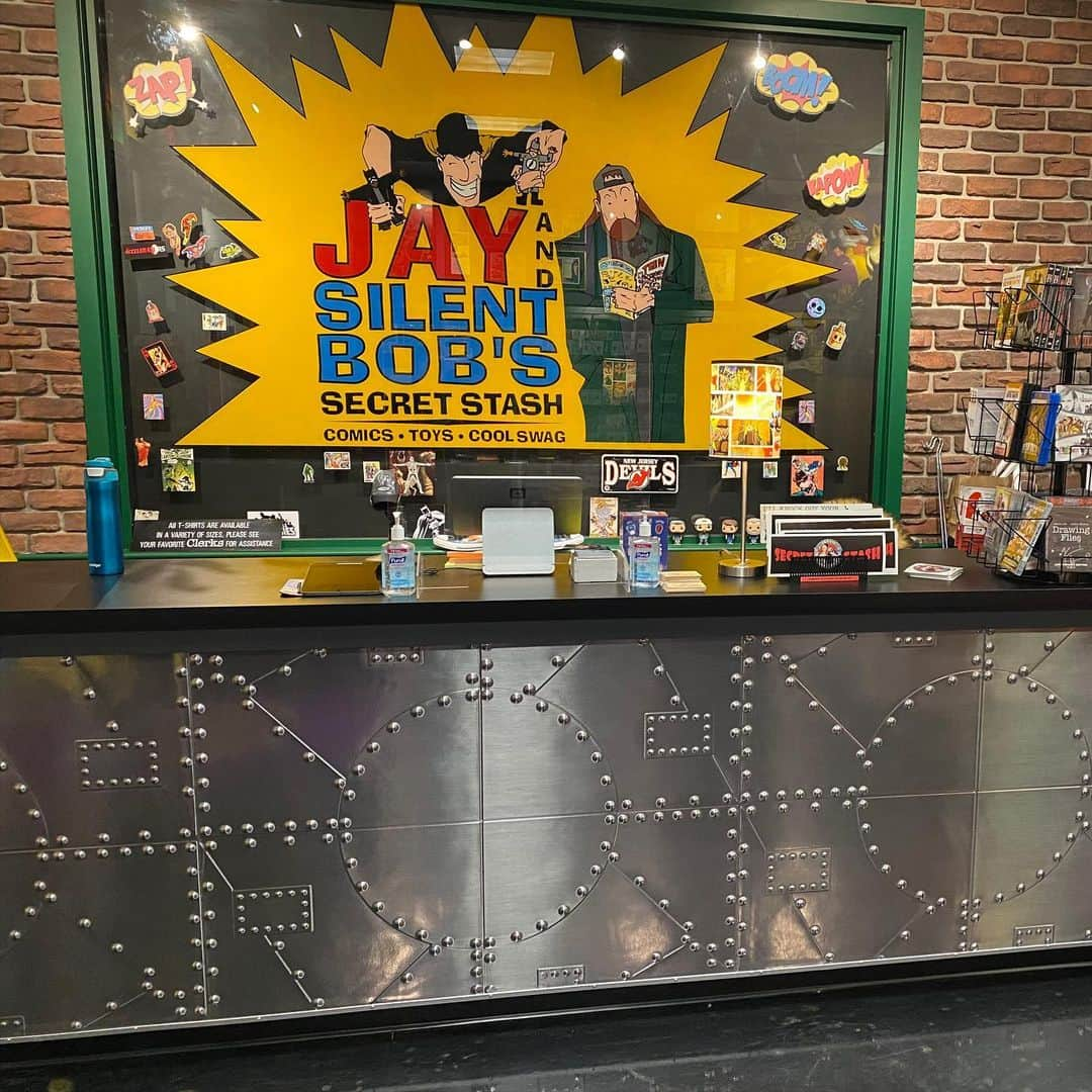 ケヴィン・スミスさんのインスタグラム写真 - (ケヴィン・スミスInstagram)「BUDDY AND IRON BOB! The brand new @jayandsilentbobstash opens at 65 Broad Street in Red Bank today (just down the block from our longtime home at 35 Broad Street)! @odblues7 busted his ass to make it happen, building a new home for all things @jayandsilentbob! Pop in to see @michaelzapcic behind the counter or peep the #tesd General Store, where @tellemants, @bqquinn, and @baronvonflanagan shoot their stuff! And @briancohalloran will be by some time this afternoon to hang the “I Assure You We’re Open” tarp over the faux doors of the @quickstopgroceries facade at the back of the store! Starting at 10am, you can shop the new #secretstash in person - but in Mid-March, we’re looking to do a Grand Opening with me and @jaymewes on site for the festivities! Brand new Stash shirts by @captain_ribman will be available at the store and on the #jayandsilentbob website next week, and we’ll be adding new merch every month! Last Year when the pandemic first hit hard, I asked #waltflanagan if, after 23 years in business, it was time to shutter the Stash. Walt said no. “This place means too much to too many people to close it yet.” So we found a more cost effective space and recommitted to retail - the very field that was responsible for our first film, #clerks! Thank you to the town of #redbanknj for hosting us these last 2 decades, and for cheering us on as we try for another 2 decades! Big thanks to Walt, Mike, Ming, Bry, Git ‘Em, Marc, Sunday Jeff, Johnny, Carol, and Taylor for getting the Secret Stash this far and for keeping it going in our new home! Hey, @amc_tv: with a spiffy new “set”, is it too soon to talk about a @comicbookmenamc reboot? #KevinSmith #jasonmewes #jaymewes #jayandsilentbobssecretstash #mikezapcic #comicbookmen #ironbob #buddychrist」2月23日 0時24分 - thatkevinsmith