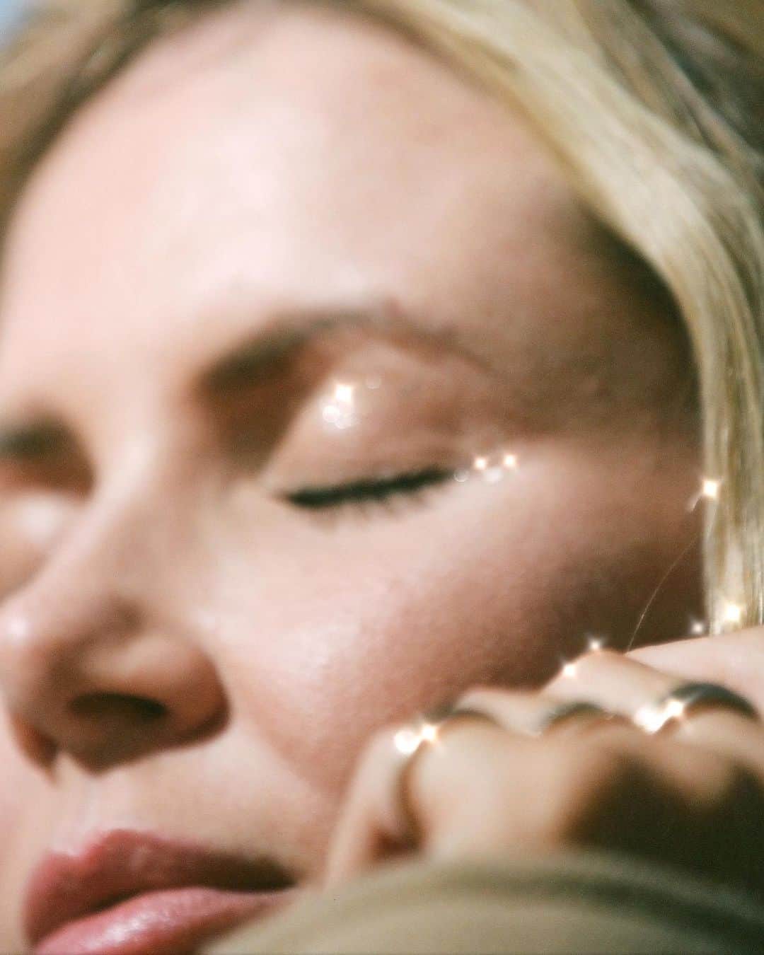 Amber Fillerup Clarkのインスタグラム：「Shimmer and shine 🎶 ohhh oh oh oh oh 🎶 genies divine 🎶 ohhh oh oh oh oh... solidarity to all the parents with that stuck in their head all day 👊🏻😅 boom zahramay」
