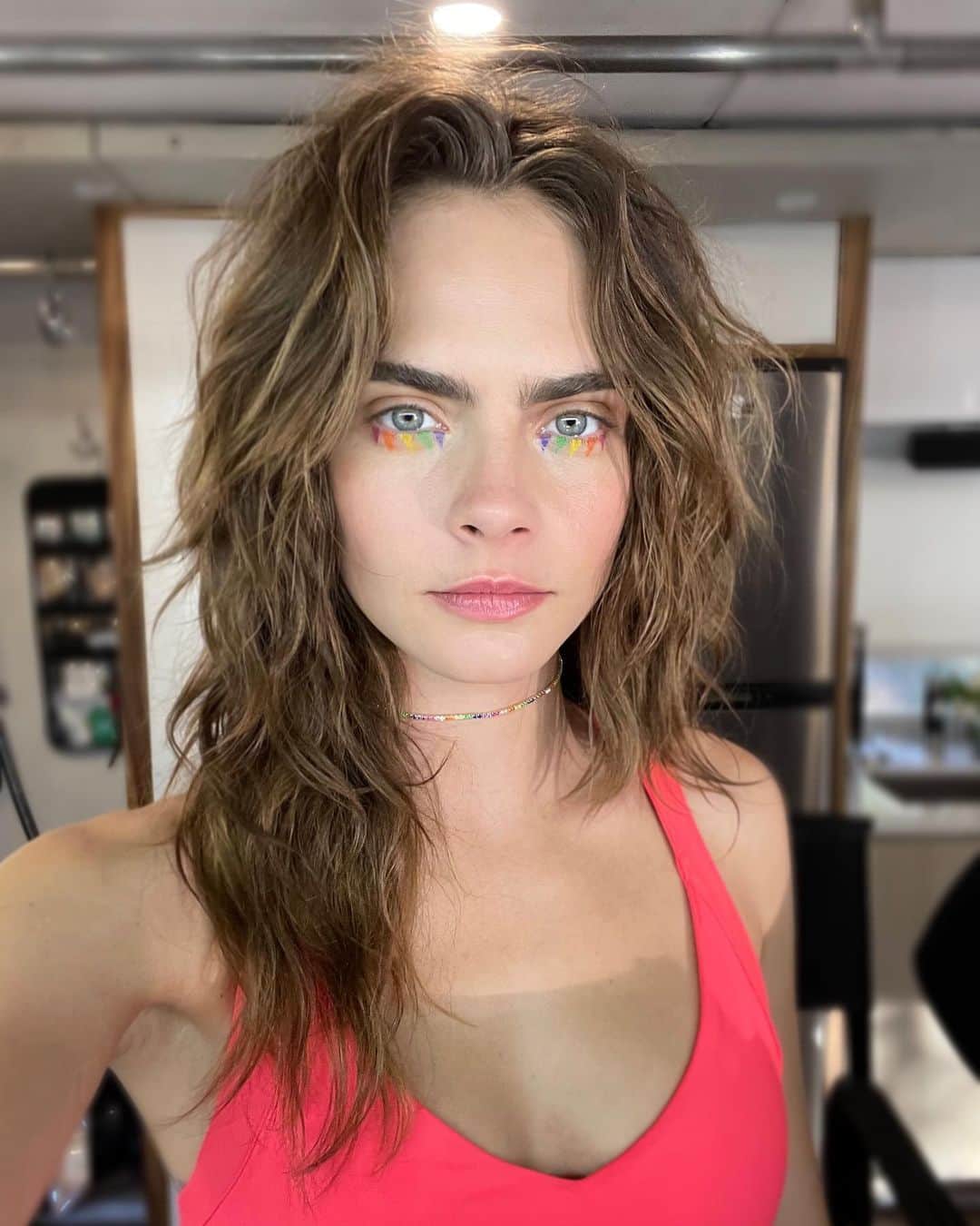 マラ・ロザックのインスタグラム：「🌈When you get a call from this Unicorn of a human wanting a change #shagcut it up! @caradelevingne I LOVE this hair almost as much as I love YOU! New #shaghaircut & color on #CaraDelevigne 🌈 rainbow eyes @mollyrstern hair color @jamielevin_ @mare_salon」