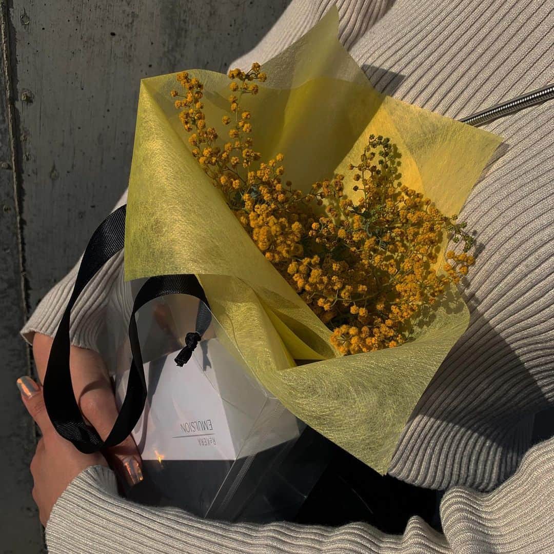LISAのインスタグラム：「綺麗なミモザ🌼 リカさん有難うございます。 お花って本当に嬉しい🤍  #mimosa#花言葉」