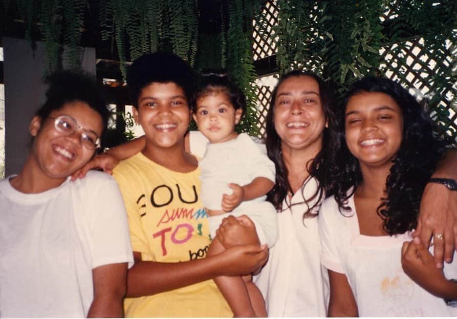 Preta Gilのインスタグラム：「Hoje é aniversário da minha irmã mais velha @naragil , na foto a primeira de óculos junto com minha mãe que não é mãe dela mas que a ama como se fosse , e minhas duas irmãs @mariagil76 e @belagil ainda bebê. Nara sempre foi uma inspiração pra mim, sempre quis ser cantora pra ser igual a ela !!! Te amo infinito irmã, muito axé e saúde pra você!!!!」