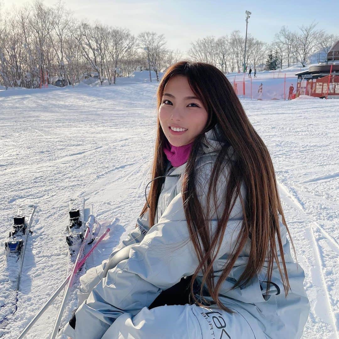 MiyakeKasumi のインスタグラム：「ほぼ初のスキー💕  ニセコすごかった😍  ふかふかの雪楽しかったなぁ🙄✨  スキーもスノボーもかっこよく滑れるようになりたい🥺  #ニセコ #北海道 #スキー #スノボー #雪 #snow #powdersnow #niseko #hokkaido #skiing #snowboarding #坐忘林 #スキーウェア #スノボーウェア #ak #love #happy #雪景色 #white」