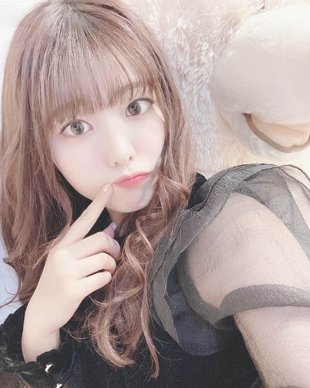 高橋みおのインスタグラム：「🤍﻿ ﻿ 珍しくお家で自撮り ✌︎﻿ コーヒー飲みながらYouTube編集してます☺️﻿ ﻿ ﻿ ﻿ ﻿ ﻿ ﻿ ﻿」