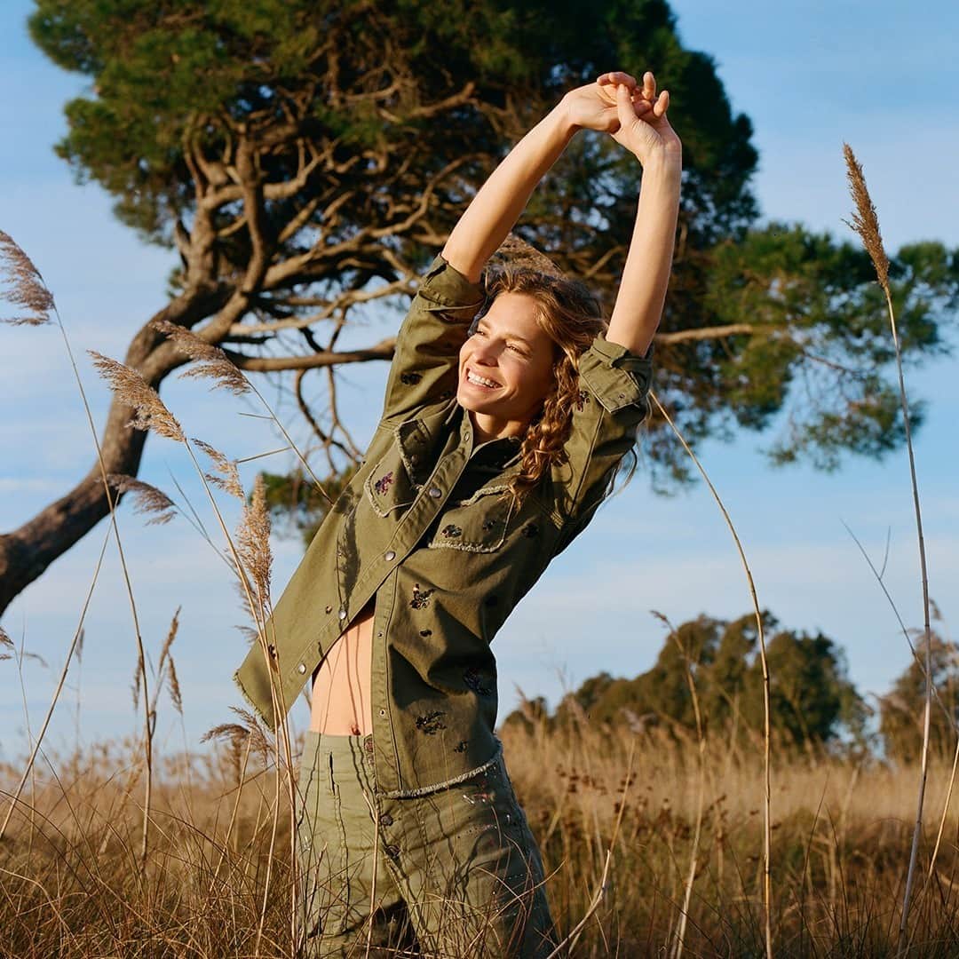 デシグアルのインスタグラム：「A #LoveTheWorld vibe is… Feeling good wearing clothes you and the planet love 💚」