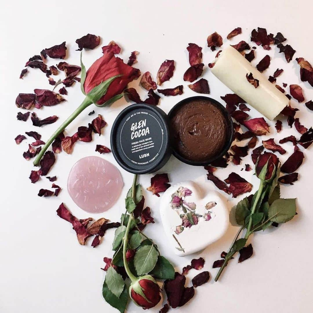 ラッシュさんのインスタグラム写真 - (ラッシュInstagram)「Feeling fresh faced and loved from an indulgent moment of self care? Feburary's fresh and Flowers box burst with handmade beauty treats to bring a little joy to your day. 🌹🛁 Want to see our newest Fresh and Flowers box? Subscribe before 24th February to receive a unique skincare experience in March. (Link in bio)  FresherThanYou #FreshIsBest #GetRefreshed #SelfCare #LushCommunity #BeautySubscriptionBox #Lush #FreshMatters #MeTime #FeedYourSkin #FreshHandmadeCosmetics  📷: @allthingsveganuk @ultrabland @sustainable.beth @bebravebeyouasmr @em.eye.lee」2月23日 0時38分 - lush