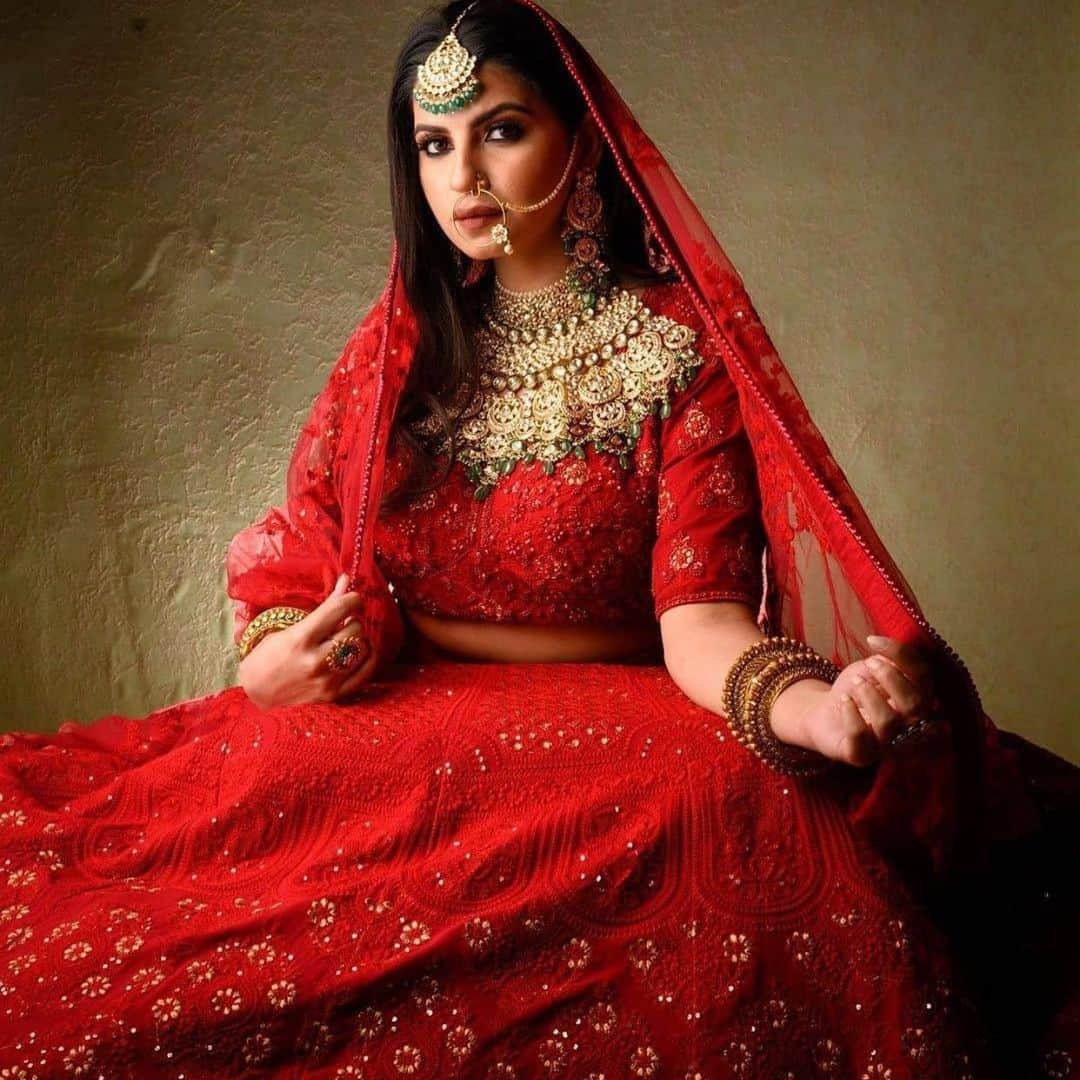 Indianstreetfashionのインスタグラム：「A drop dead gorgeous red chikankari Lehenga 😍😍😍😍😍😍 #indianstreetfashion @indianstreetfashion #indianwedding #weddings #weddingsupplier #wedding #weddingsofinstagram #instawedding  #bridesofindia #bridesofinstagram #indianbridaloutfit #bridaloutfit #weddinglook  #bridestyle #weddingtrend #jewellery #weddinginspo #weddingplanner #weddingblogger #destinationwedding #weddingchoreography #couture #weddingjewellery #weddingshopping #weddingseason #indiandesigner Muse : @dhritimehra | 📷: @paran_singh_photography」