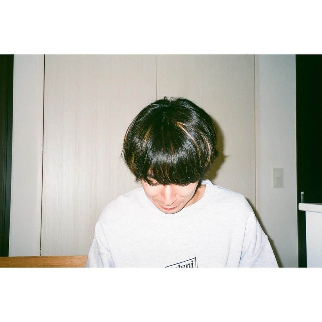 椎木知仁のインスタグラム：「新譜を出して二ヶ月経ちました。僕は相変わらずAB型一人っ子丸出しで気分に流されながら生きています…また今月新しい曲を録って、今はまた別の曲を作っています。何にも迫られていないのに、何かに迫られているような気持ちなのは、人はいつか死ぬからでしょうか…昨日久しぶりに一人でライブハウスに行って、このご時世で許されるほぼ最前列で観ました。バンドがありがとうありがとう沢山言ってくれていたけど、こっちがありがとうでしたね…部屋を模様替えしたいんですが、ベッドと作業机をバラしてまた組み立ててがめんどくさ過ぎて止まっています。何でも屋に頼むと約一万円でした。色々捨てたら部屋が結構広くみえて嬉しいです。宅飲みが増えて、本気めに飽きて、また宅飲みが面白くなってきました。閉店間際割引が始まってからのデパ地下が好きなのは、ある程度絞られているからでしょうか…沢山の中から選ぶのが凄く苦手です…自分の部屋にこっちから招いても「そろそろ帰ってもらっていいですか…」と言いますが、誰の家に行っても「そろそろ帰ってもらっていい？」と言われないので、あんまり言っちゃいけない言葉なんだろうなと思います。あと最近ハッタリが上手な人はすごいなとよく思いますが、僕はできません！苦手っていうか、できないっぽかったです！」