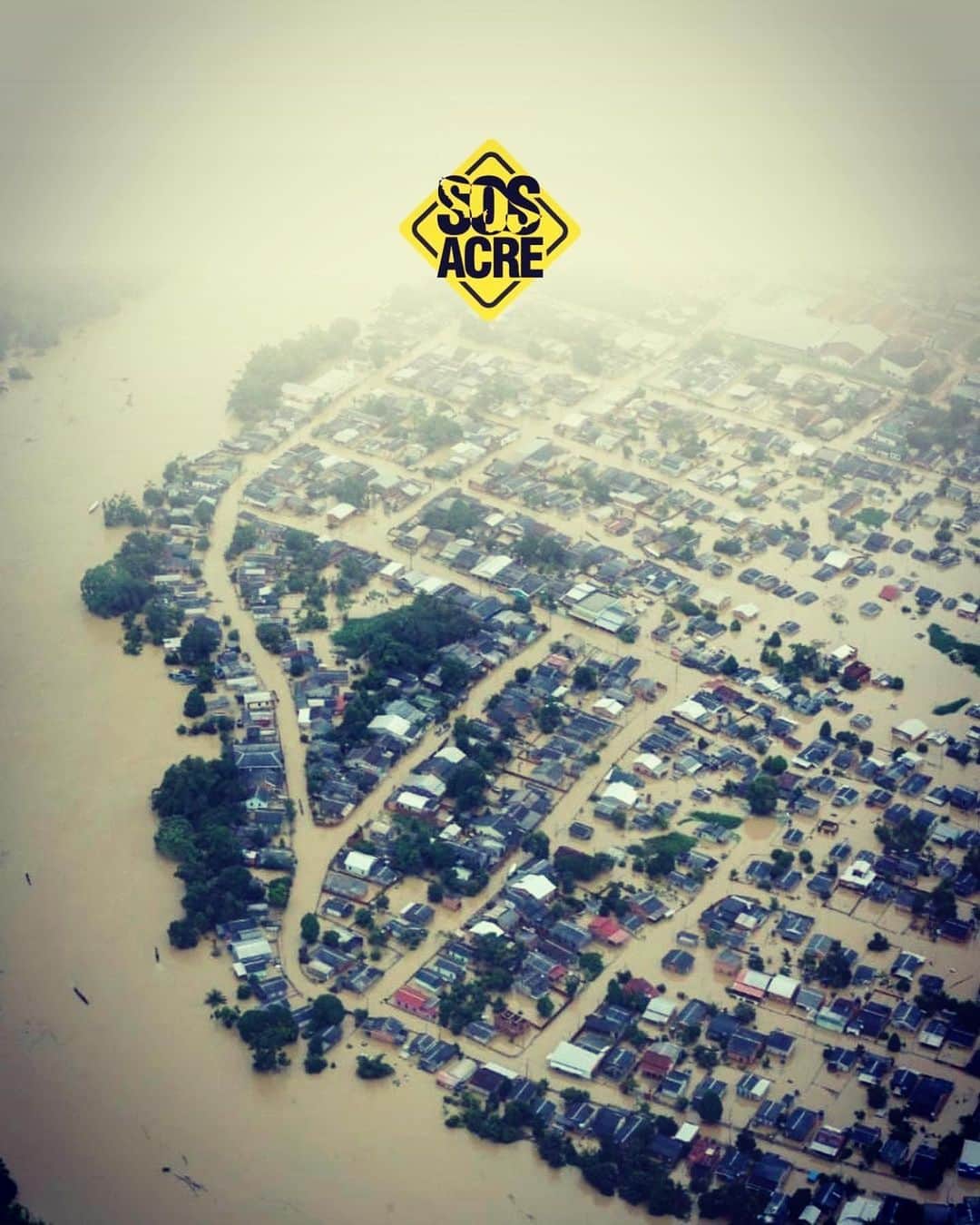 カロライナディークマンのインスタグラム：「precisamos olhar para o norte hoje e sempre entender que o Brasil é grande  e que todos pertencemos  ao mesmo lugar.  nossos irmãos do acre  estão passando por um momento  de total desespero.  além da covid-19,  há enchentes,  um surto de dengue  e crise migratória na fronteira.  as chuvas por lá  já atingiram mais de  120 mil pessoas.  com esse caos,  o número de casos de covid-19  só cresce  e cerca de 92% dos hospitais da região  dependem do SUS.  são famílias inteiras,  milhares delas,  precisando de nossa ajuda e apoio;  compartilhe,  doe,  divulgue.  é importante e urgente!  Associação do Ministério Público do Estado do Acre Banco do Brasil Agência: 2359-0 Conta Corrente: 14.300-6 PIX: 63.589.899/0001-40」