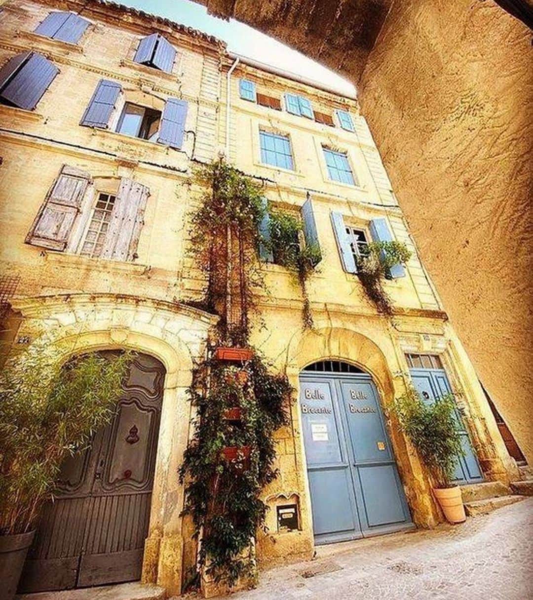 イネス・リグロンのインスタグラム：「La rue Taillade,  one of my favorite streets within my little medieval town, called Sommieres🧡 photo by @juleswydoodt」
