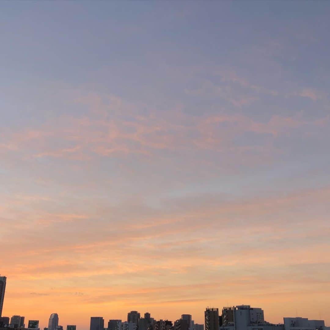 濱田マサルさんのインスタグラム写真 - (濱田マサルInstagram)「おはようございます。  パステル色の空  今日も新しい1日の始まり🙏🏻」2月23日 6時16分 - hamadamasaru