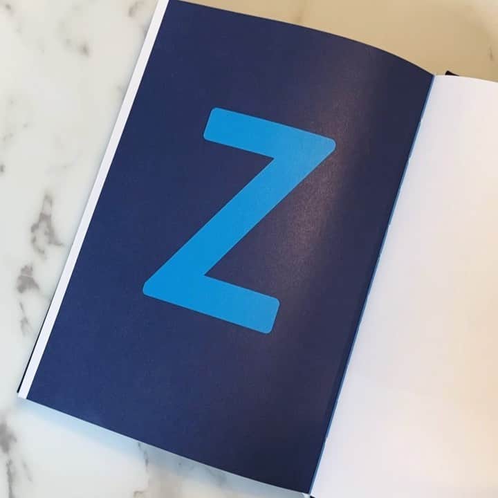 Warby Parkerのインスタグラム：「“Z” is for Zhu! (@pingszoo, that is 😉) Last week we released “The Alphabet of Art at Warby Parker”, our latest from Warby Parker Press that contains 352 pages of artists and artwork we’ve had the pleasure of showcasing across our world during our first decade 🎨💫 To continue the celebration, we did “A Drawn-Out Interview with” artist @pingszoo whose pieces you can peep at our Garden State Plaza store in New Jersey (swipe to see ➡️) and now inside our new book. Interview up in our Story!」