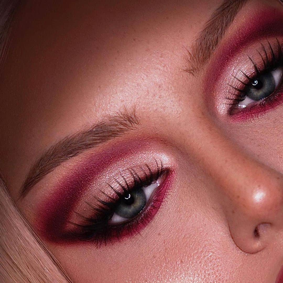 Jeffree Star Cosmeticsさんのインスタグラム写真 - (Jeffree Star CosmeticsInstagram)「@bambiborg created this gorg look using our OG Blood Sugar palette & Automatic Eyeliner in the shade Cold Digger ❤️💉  - #jeffreestarcosmetics」2月23日 0時57分 - jeffreestarcosmetics