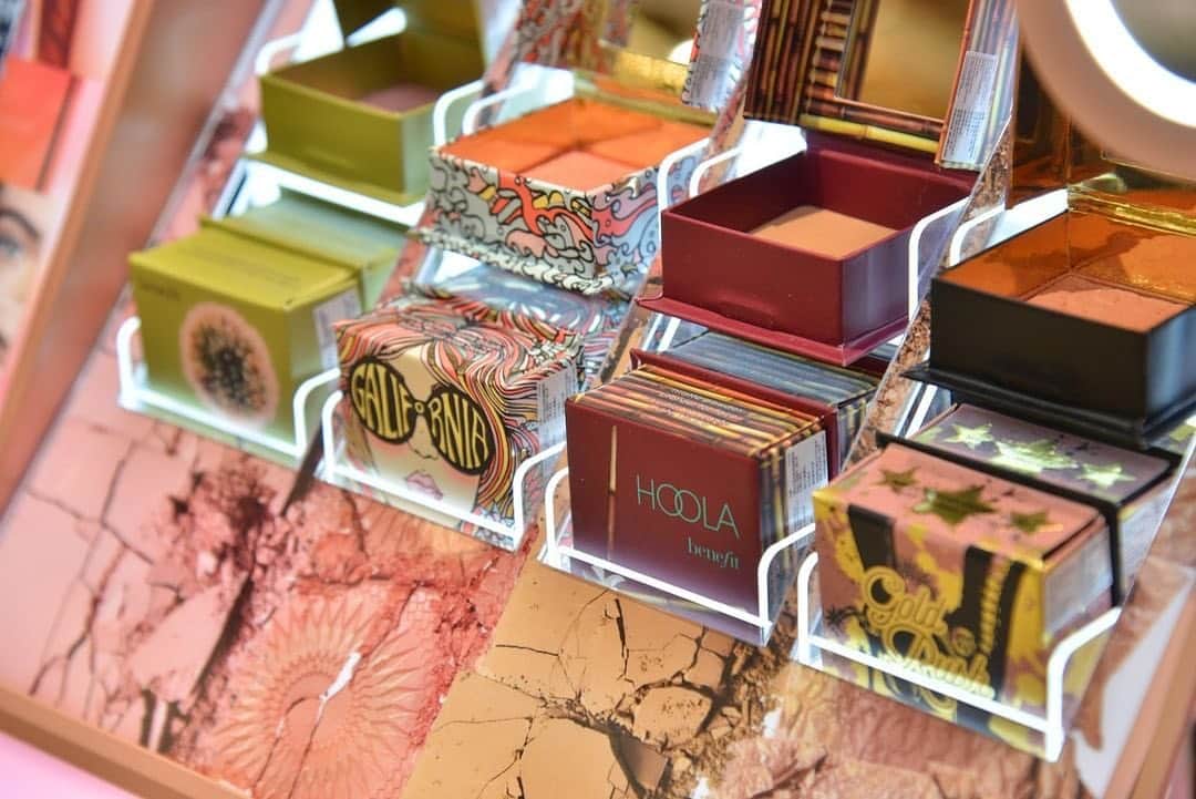Benefit Cosmeticsのインスタグラム：「Little boxes of pure magic 🌟 #benefit」