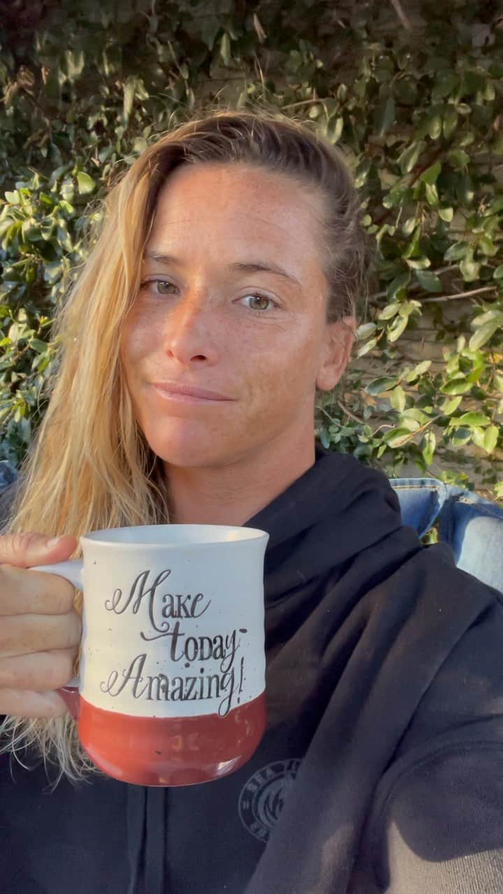 コートニー・コンローグのインスタグラム：「Hey everyone Happy Mind Over Matter Monday !  Today is a straight forward one get after your day and disconnect! Yes after this video, take a moment and stop scrolling. I know we all love puppy videos and cool send it clips but today it one to conquer! Have a beautiful day and an epic week! Enjoy those 15 deeps breaths and get after the rest of your day!」