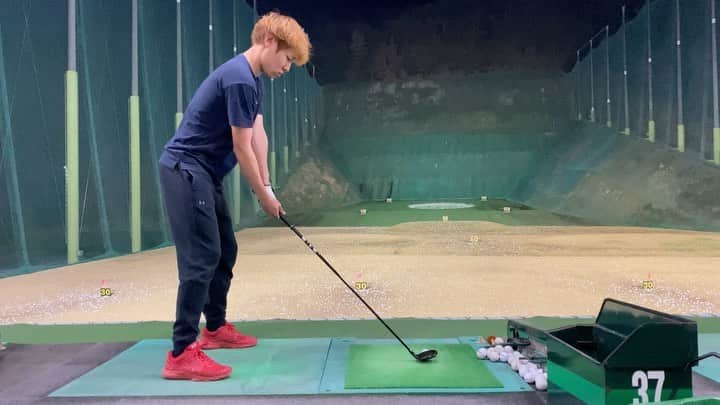 AKIのインスタグラム：「3Wスティンガー🏌️‍♂️ . UUUMGOLFの動画の堀川未来夢プロを見真似てやってみた👀 . #ゴルフ #golf #ゴルフ男子 #スティンガー #スティンガーショット」