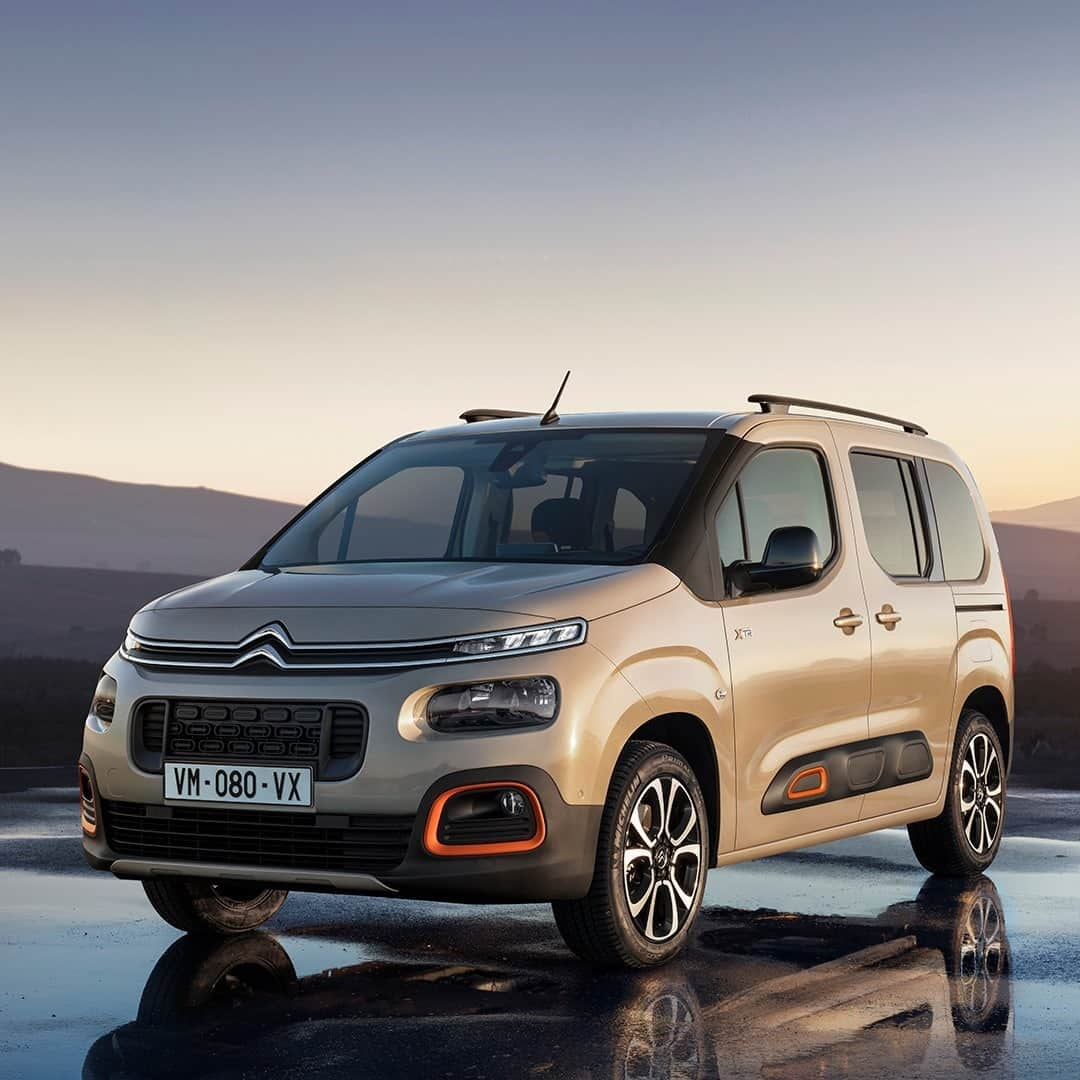 Citroënさんのインスタグラム写真 - (CitroënInstagram)「Look how proud it is while welcoming a new family member. Right Citroën #Berlingo 🤩?  #StayTuned #Citroen #NewCar #Adventure #Car #Instacar #Comfort #Family」2月23日 0時58分 - citroen