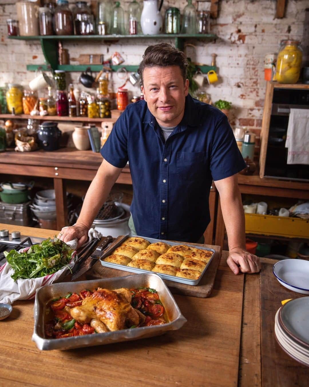 ジェイミー・オリヴァーさんのインスタグラム写真 - (ジェイミー・オリヴァーInstagram)「So on #KeepCookingFamilyFavourites I'm cooking up two of our family favourite dishes for you lot from my cookbook #Jamies7Ways...there's my roast chicken margherita which will shake up the way you usually roast your chicken and 👉 my #PrawnToastToastie ohhh yes!! Get watching tonight @channel4 8:30pm don't miss it x」2月23日 1時00分 - jamieoliver