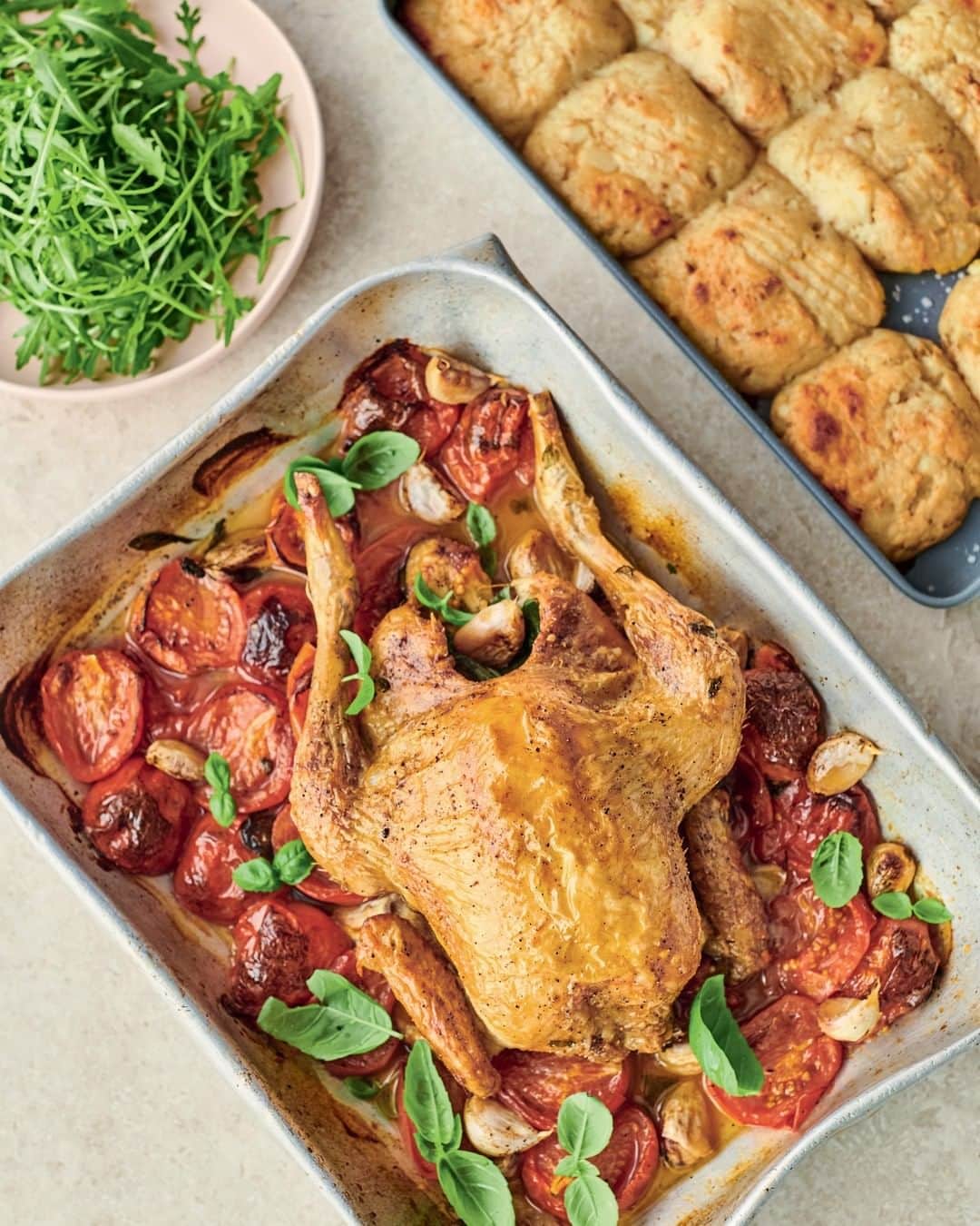 ジェイミー・オリヴァーさんのインスタグラム写真 - (ジェイミー・オリヴァーInstagram)「So on #KeepCookingFamilyFavourites I'm cooking up two of our family favourite dishes for you lot from my cookbook #Jamies7Ways...there's my roast chicken margherita which will shake up the way you usually roast your chicken and 👉 my #PrawnToastToastie ohhh yes!! Get watching tonight @channel4 8:30pm don't miss it x」2月23日 1時00分 - jamieoliver