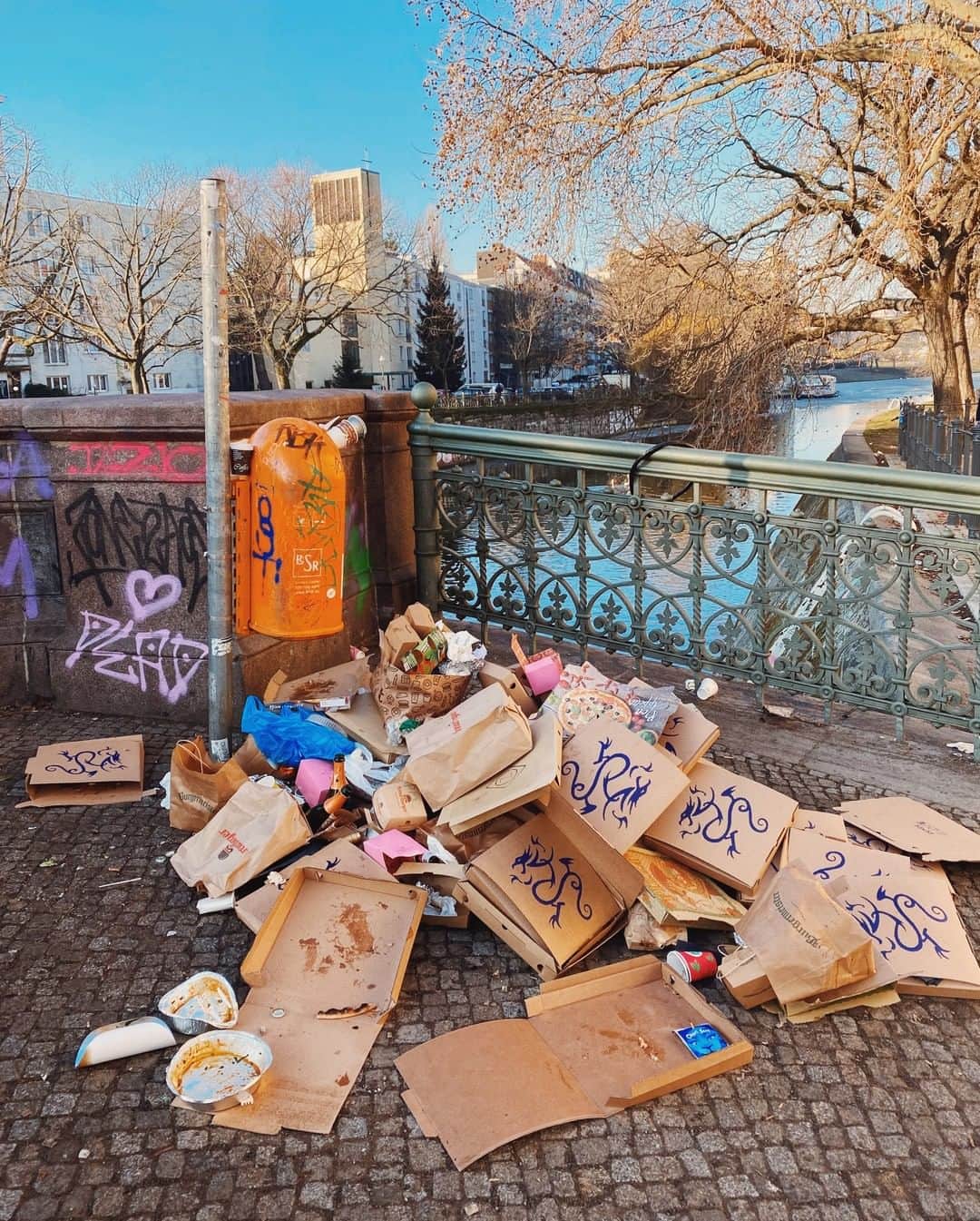 STIL IN BERLINのインスタグラム：「Posted this picture in my stories this morning. I could've taken five to ten more like those, the Admiralbrücke was a mess. It's nothing new to me, I even expected it after this glorious weekend, it's been a problem for years. And I know there are neither enough bins, nor enough well paid and well equipped cleaning personnel. And most people obviously consider trash "disposed" as long as it's placed "around" a bin, or in vicinity to other trash. And the food businesses doing takeout apparently also don't care a lot. Many of the boxes are easily identified, and I wouldn't consider this great PR.  I have received hundreds of messages of people who are equally fed up, pics from other districts, other cities, other countries even. Most are just stunned, and some try to find the one person to blame. I think, it's not only the city council who has not really done something in the last years to manage the waste problem; it's also not just the lazy folks enjoying their pizza in the sun, only to leave their trash; it's not just the pandemic, it's obviously not the tourists; and it's also not just the food businesses, happy to sell their stuff no matter the package. It's all of these. And it will need all of these to change. If you can't find a bin, take it home. If you sell takeout, offer incentives to return / dispose the waste or bring your own boxes. And if you are the city council - how about taking care of this properly?!?! @herrmann.kreuzberg @f_schmidt_bb  @michaelmueller.berlin   PS: if you wanna do more - send your district administration an email, tweet to your local politicians, DM your district mayor. And download the Ordnungsamt app to report trash.」