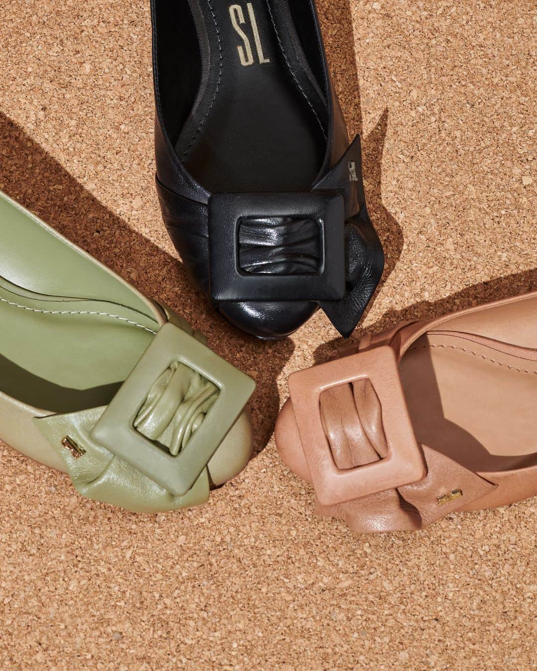 Santa Lollaのインスタグラム：「Item básico do closet feminino, as sapatilhas são ótimas parceiras para o dia a dia corrido. O detalhe da maxi fivela se faz presente aqui também, o que torna esse modelo um super aliado para finalizar os mais variados looks. Preto, tan ou oliva, qual cor combina mais com você? [ R$199,90 cada ] #santalollainv21 #softcolors #comfy #balletflats」