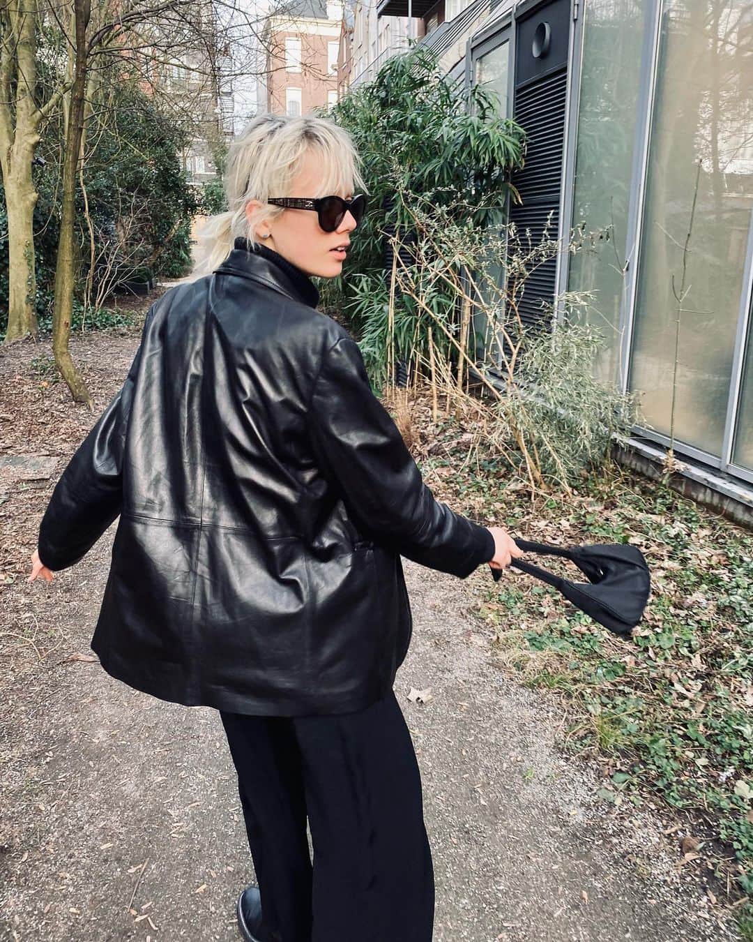 マリヤン・ジョンクマンのインスタグラム：「Noir sur noir ☕️」