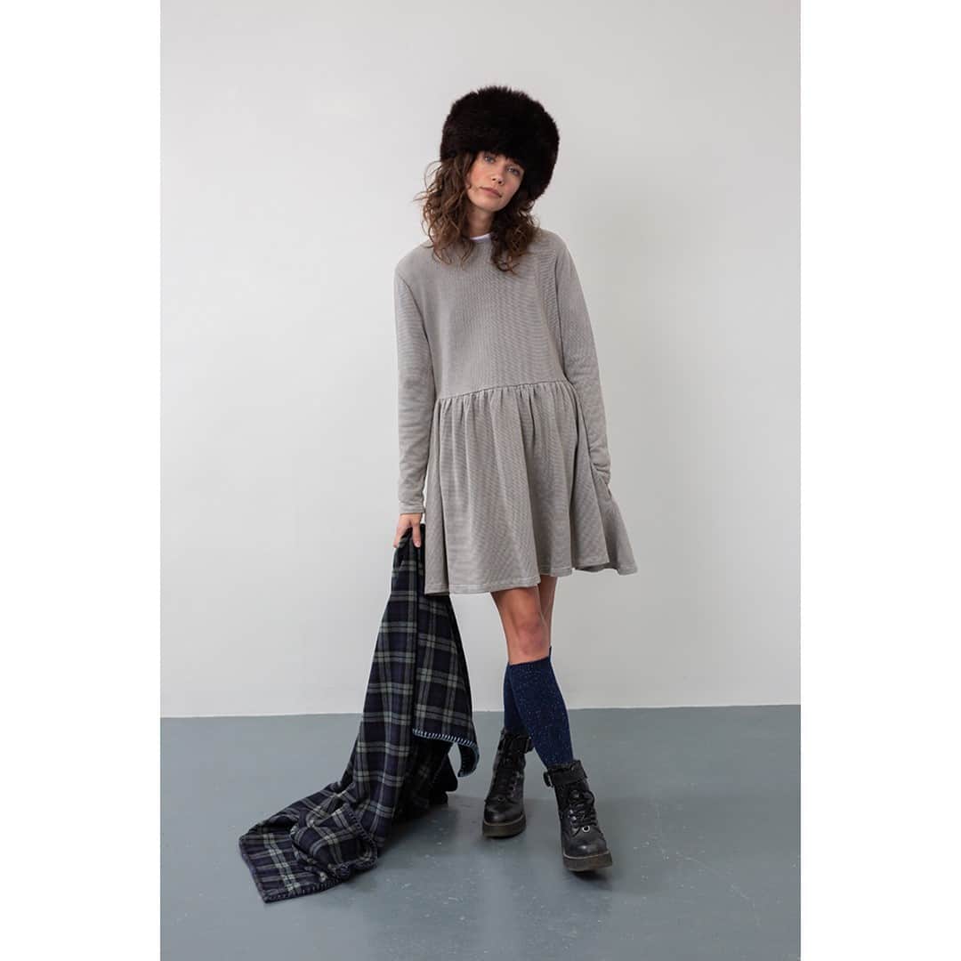 キャベジズ&ローゼズのインスタグラム：「Perfect for mooching around the house. Our British made lambswool blanket paired with our stone washed organic Evelyn dress. #organic #britishwool #shoplocal #slouch #roomwear #loungewear #cabbagesandrosesfashion #sale #mooch #comfort #slouchwear #independentretail」