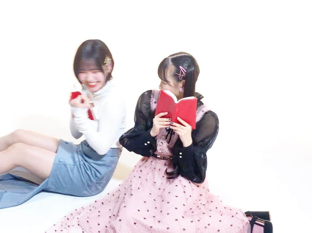 末永桜花のインスタグラム：「‪𓂃 𓈒𓏸﻿ ﻿ ・﻿ ・﻿ ﻿ ちょっとぶれたさとなが‪𓂃 𓈒𓏸◌‬ ﻿ 一緒の撮影。爆笑してた。﻿ ﻿ ・﻿ ・﻿ ﻿ #smile #offshot #オフショット」