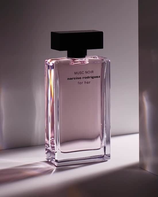 ナルシソロドリゲスのインスタグラム：「for her MUSC NOIR: the endlessly mysterious new fragrance from Narciso Rodriguez.  Discover for her MUSC NOIR via link in bio.  Photography by @MaximePoiblanc.  #forher #MUSCNOIR #mysecretmusc #narcisorodriguezparfums #parfum #fragrance」