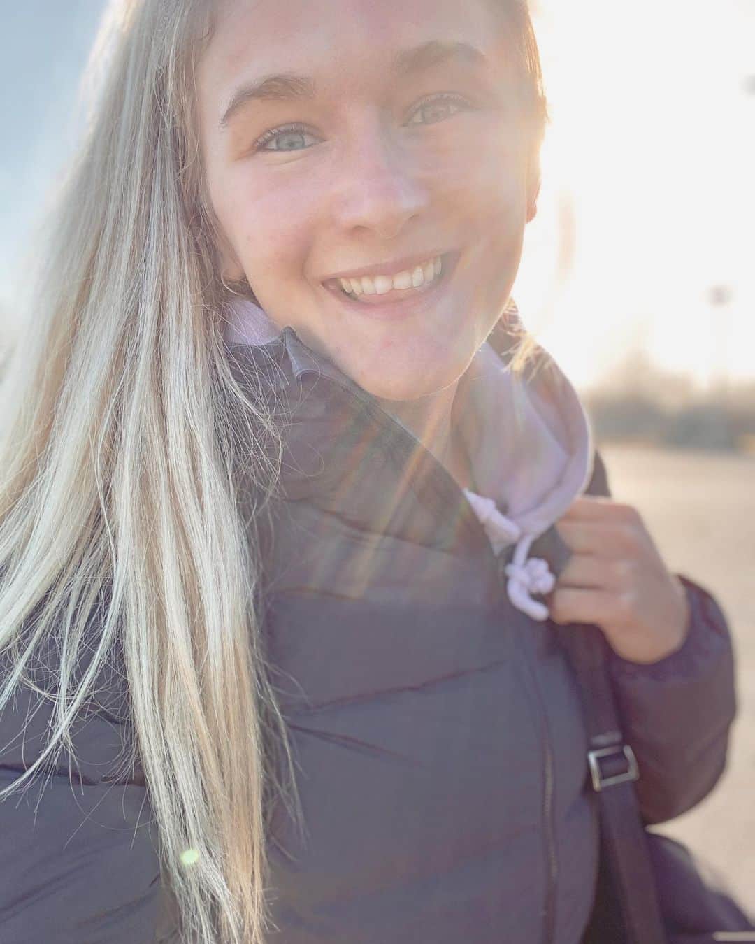 シャウナ・コックジーのインスタグラム：「The sun is shining and the air feels so fresh today. Anyone else really ready for spring?! ☺️☀️💛」