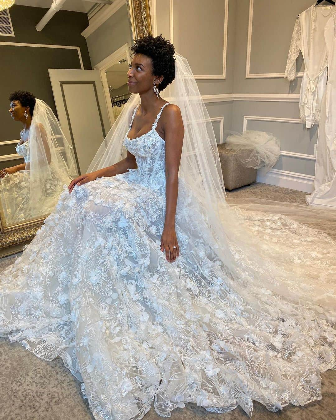 Galia Lahavさんのインスタグラム写真 - (Galia LahavInstagram)「CALLING ALL NYC BRIDES TO BE! // Our @bridalreflectionsny trunk show is approaching..from Feb 25-28! Visit galialahav.com to book your appt now or DM us for more information 💗 #GaliaLahav #GLCouture」2月23日 1時11分 - galialahav