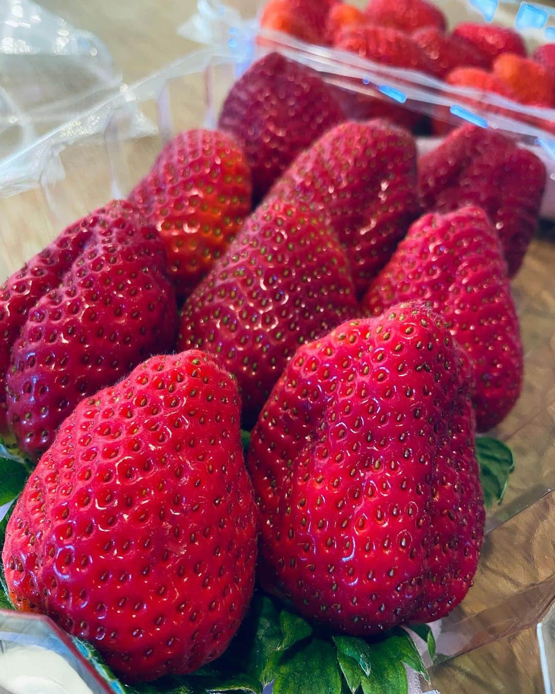 谷桃子のインスタグラム：「美味しい苺🍓頂きました✨✨ なんとも美しい♡♡ ビタミンCしっかり取りますね♡  #いちご #イチゴ #苺 #ありがとう」