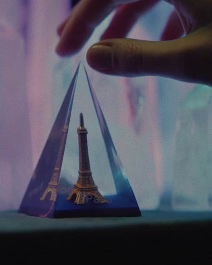 のインスタグラム：「"Paris... s'éveille... Paris... s'éveille..."  Clips from our modern music video for an iconic Parisian song, "Il est cinq heures, Paris s'éveille."  Starring our #LongchampRoseau handbag!   #LongchampTresParis #LongchampSS21 #Longchamp」