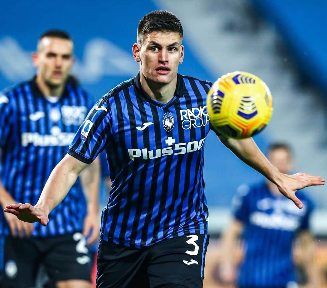 アタランタBCのインスタグラム：「🍎🍏 🔝 ⠀ @joakim_maehle #GoAtalantaGo ⚫️🔵 #Atalanta #BergAMO #ForzaAtalanta」