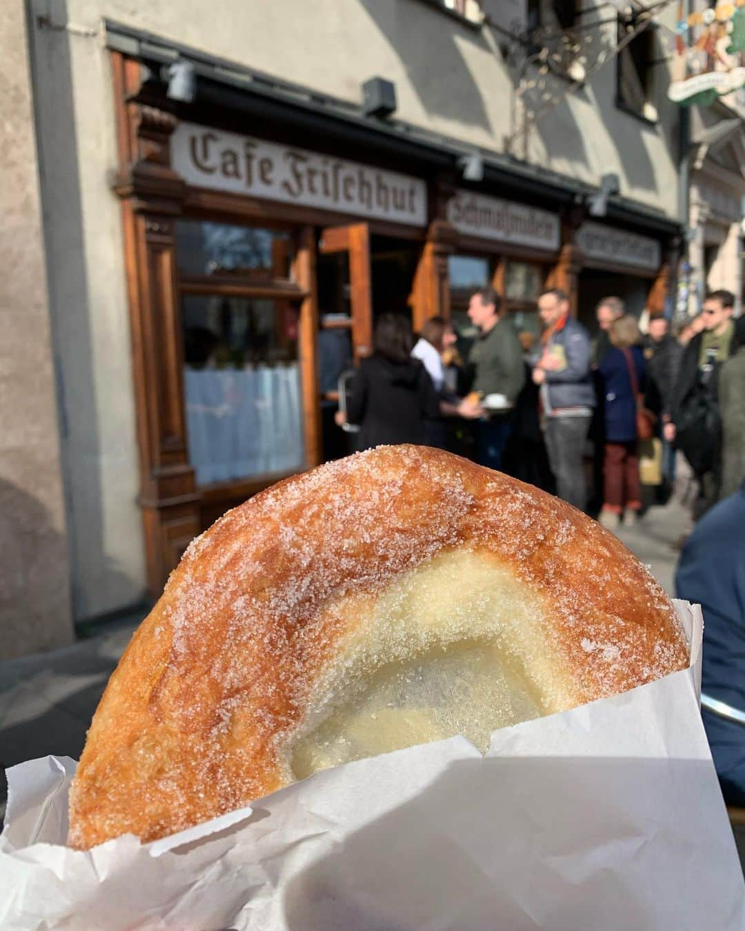 安藤麻貴のインスタグラム：「ドイツの思い出🇩🇪✨  ミュンヘン・ヴィクトアリエン市場の外れにある揚げパンシュマルツヌーデル専門店❣️  カフェ・フリッシュフート（Café Frischhut）  ガイドさんが連れてってくれた地元の人が行列を作る、知る人ぞ知るお店みたい☺️ すごく美味しかったぁ🥺💗  #ドイツ #Germany #🇩🇪 #ミュンヘン #揚げパン #シュマルツヌーデル #カフェフリッシュフート #CaféFrischhut #たびすたぐらむ」