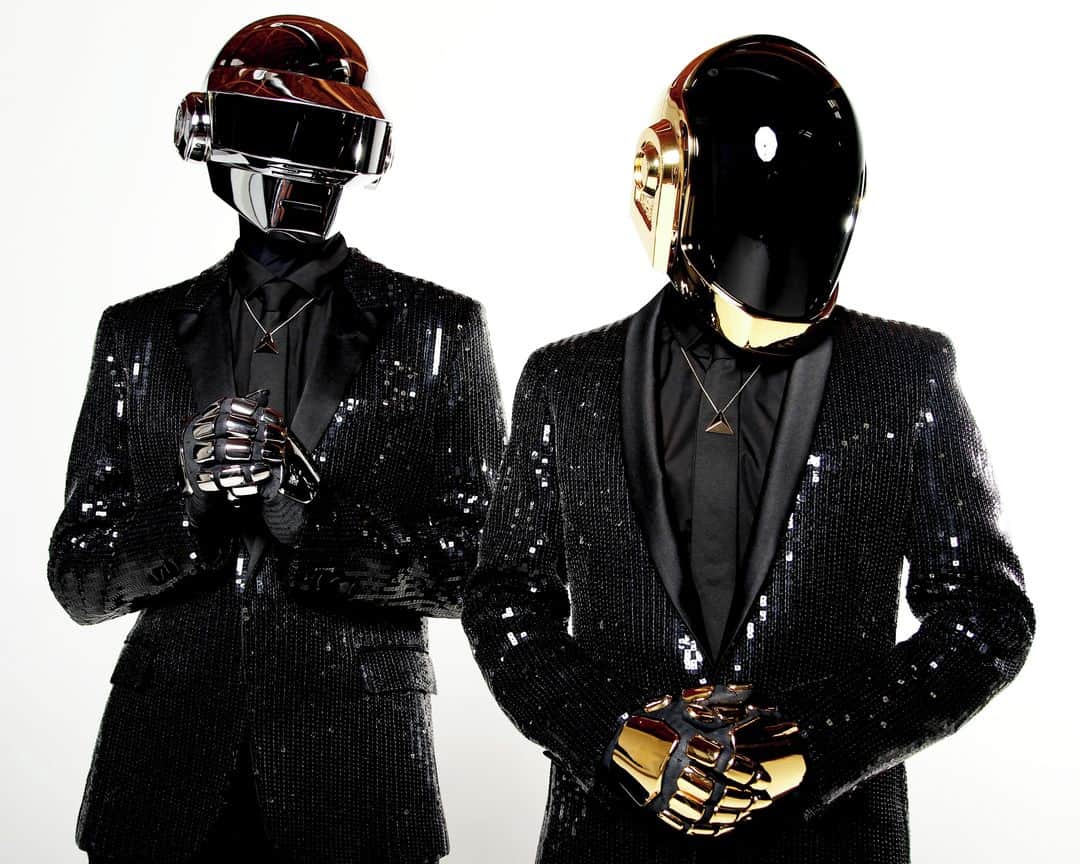 ルモンドのインスタグラム：「« 1993-2021 ». Le message déchirera le cœur de centaines de milliers de fans. Après avoir fait danser la Terre entière pendant près de vingt-huit ans, Thomas Bangalter et Guy-Manuel de Homem-Christo ont annoncé lundi 22 février mettre fin à leur duo : Daft Punk.⁣ C’est par une vidéo sobrement intiulée Epilogue et publiée sur leur compte YouTube que les deux Français ont annoncé leur séparation. Une information confirmée par leur attachée de presse ce 22 février. La vidéo de près de huit minutes reprend un extrait de leur film Electroma (2008), dans lequel les deux musiciens casqués explosent tour à tour en plein milieu d’un désert. « Hold on, if love is the answer, you’re home », entend-on à la fin, reprenant un passage de leur morceau « Touch » sorti en 2013 sur Random Access Memories, leur dernier album.⁣ -⁣ Les Daft Punk à Los Angeles en avril 2013. Photo : Matt Sayles (@msayles) /Invision/ AP (@apnews)⁣ -⁣ #musique #frenchtouch #electronicmusic」