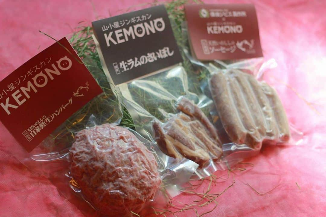 KEMONOさんのインスタグラム写真 - (KEMONOInstagram)「#Repost @environs31 ・・・ \\ジビエ料理//  おうちご飯ŧ‹"((｡´ω`｡))ŧ‹”  最近疲れやすくって夜も寝落ち率高めなんでジビエ料理でパワーをつけよ〜！  って事で取り寄せた @kemono1215 の冷凍お肉達\♡/  焼くだけだからすぐ食べれて手間もなく良い〜♡  ︎︎︎︎☑︎猪肉ソーセージ 肉の味を引き出せるハーブ入り🌿  意外とサッパリしてて食べやすかった☻  ︎︎︎︎☑︎生ハムさいほぐし これ美味しい〜♡  つまみに最高😆✨  長男が凄く気に入ってて、将来お酒好きなんだろうなぁって思いながら食べてた😆笑  ︎︎︎︎☑︎猪肉ハンバーグ 特製ソースをかけて食べたよ🍴  肉汁溢れて脂は甘い✨  スパイスがきいてて、子供達の美味しい!!  が止まらなかった(〃艸〃)  サラダもモリモリで食べて身体がかるーい！  今週もあとちょっと、がんばろうねˊᵕˋ  @kemono1215   #食べるの好きな人と繋がりたい  #ジビエ専門店 #ジビエ #ジビエ肉 #ジビエ通販 #ジビエ料理 #生ラム #イノシシ肉 #お取り寄せグルメ #お取り寄せ #通販グルメ #千日前グルメ #大阪グルメ #通販 #肉 #食レポグラム #食レポ #おうちごはん #グルメ #グルメ好きな人と繋がりたい #グルメスタグラム #インスタフード #インスタグルメ #肉 #肉料理 #肉スタグラム #ハンバーグ #ラム肉 #ラム #ソーセージ」2月23日 1時33分 - jibie_shop_2021