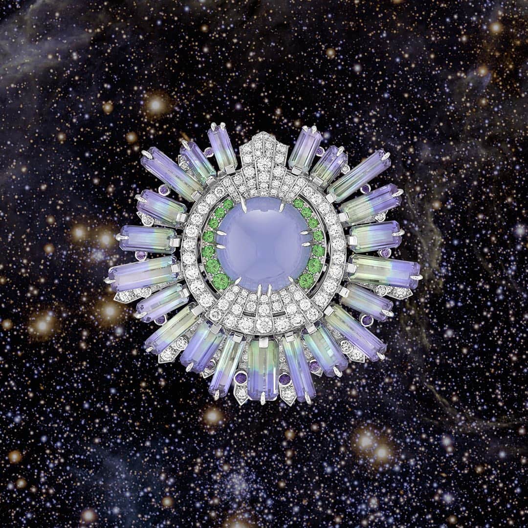 ヴァンクリーフ&アーペルさんのインスタグラム写真 - (ヴァンクリーフ&アーペルInstagram)「Explore the immensity of the galaxy, with the Céphéide necklace with detachable clip. Punctuated by mauve sapphire, tsavorite garnet and diamond motifs, the necklace showcases eleven chalcedony cabochons. Their translucent material captures the light, enhancing the softness of their slightly grayish blue.  #VCASouslesEtoiles #HighJewelry #VanCleefArpels」2月23日 1時35分 - vancleefarpels