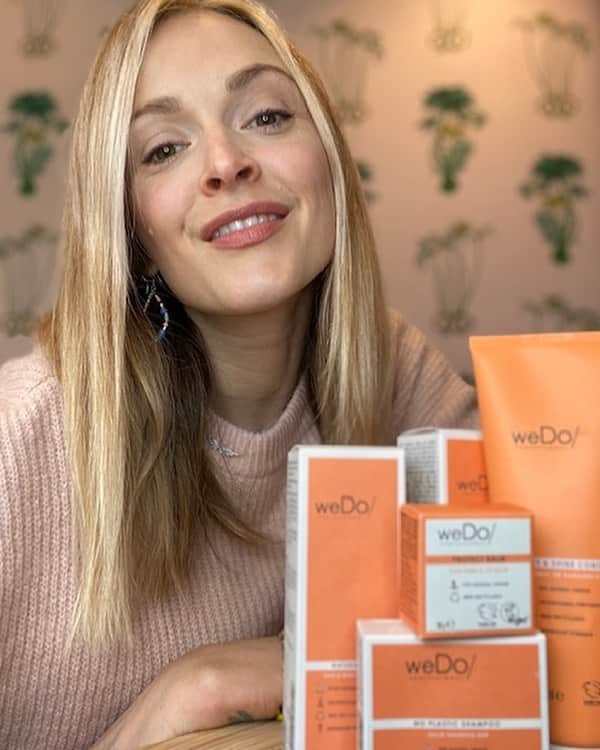 ファーン・コットンのインスタグラム：「Ad | Ahh @wedo_act, thanks for being our @happyplaceofficial series sponsors! I’m forever conscious of our impact on the environment and how we can make small but impactful, meaningful changes... and so these guys feel so right for us. weDo/ was created by a small team of the Wella family and branded themselves the eco-warriors of Wella! Natural products that improve the condition of your hair, your body and the planet... the packaging too is all 100% recyclable. They believe that by acting together, we will make a difference, and they’ve also partnered with Plastic Bank so for every weDo/ product bought, 8 plastic bottles are collected from the environment. Since the partnership began the brand have collected over 3 million plastic bottles removing them from our oceans! It’s a joy and relief to see a shampoo not in a bottle, and in their shampoo bars (my favourite) you get Up to 80 washes (my going rate at the moment is twice a week so I’m going to have this one forever 😂) and with no hairdressers open we need all the help we can get, so thanks weDo/! Exclusive offers at wedoact.com/happy   #TogetherWeDo #weDoers」