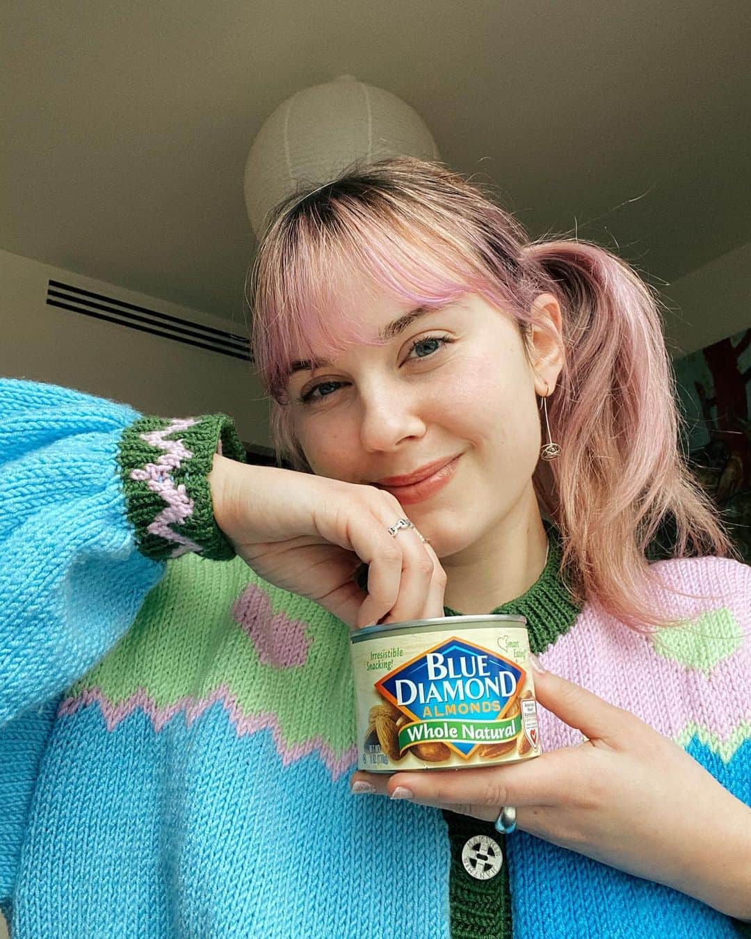 Arden Roseのインスタグラム：「Blue Diamond Whole Natural Almonds are my jam. I’ve been munching on these bad boys since I was a kid and I’m VERY GLAD I HAVE, considering they contain vitamin E, biotin, and magnesium, which help promote healthy hair, skin, nails, AND help with restfulness. What more could you want?? Now I can feel beauty-full! #FeelBeautyFull #WholeNaturalAlmonds @bluediamond」
