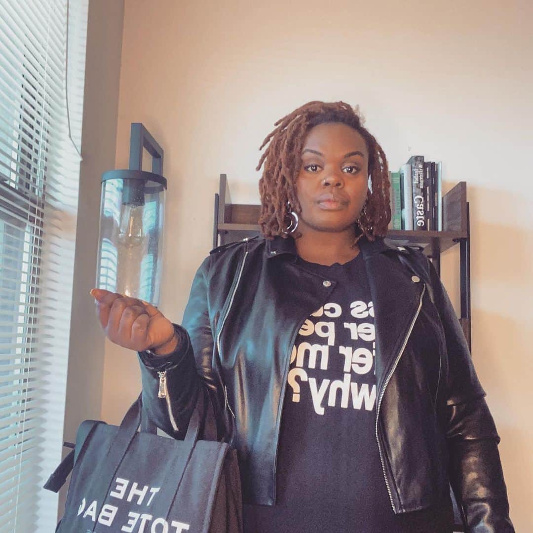 アシュリー・ヘイズのインスタグラム：「Auntie in 4 parts.  February has been a whirlwind to say the least. Every day brings zoom performances, workshops, projects, deadlines, and this month even had the nerve to bring an exciting career opportunity. It’s been a wild ride so here’s proof that I’m here and still in the paint.」