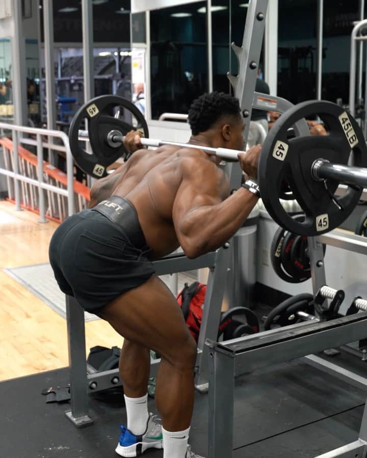 Simeon Pandaのインスタグラム：「Have you tried Good Mornings?💥 Tag & save for later! This is a good exercise for both the hamstrings, glutes and lower back. ⚠️ Ensure you start light and focus on controlled movement.   👉You can download my training programs at simeonpanda.com  🏠 I want to help you train AT HOME!  Visit my YouTube Channel:  YouTube.com/simeonpanda Plenty of FREE home routines 👊🏾  💊 Follow @innosupps ⚡️ for all the supplements I use 👌⁣⁣⁣⁣  #simeonpanda #hamstrings #goodmornings」
