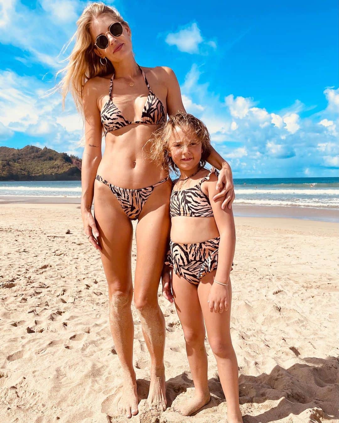 トリ・プラバーのインスタグラム：「That look when your mom forces you to match her and take a photo. She used to love to match me 😩 please stop growing up!!」