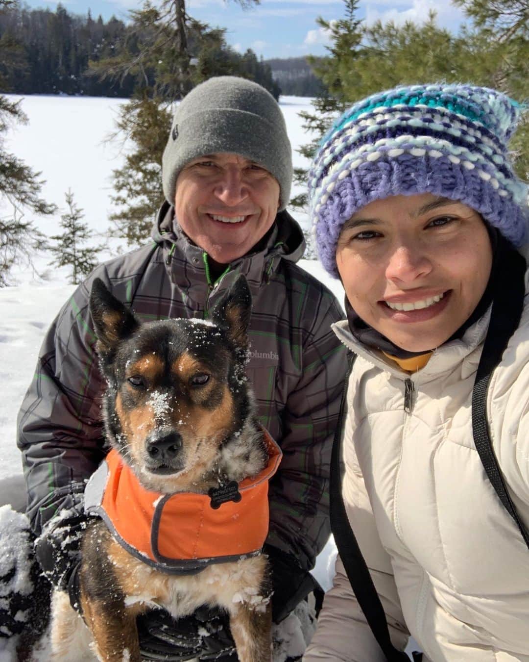 エルビス・ストイコさんのインスタグラム写真 - (エルビス・ストイコInstagram)「Snow day ❄️❄️ @the_hairyheeler_trio and @gladys_orozco  #alwayshavingagoodtime #familytime #frozenlake #snowdogg #thestojkoway」2月23日 1時44分 - elvistojko