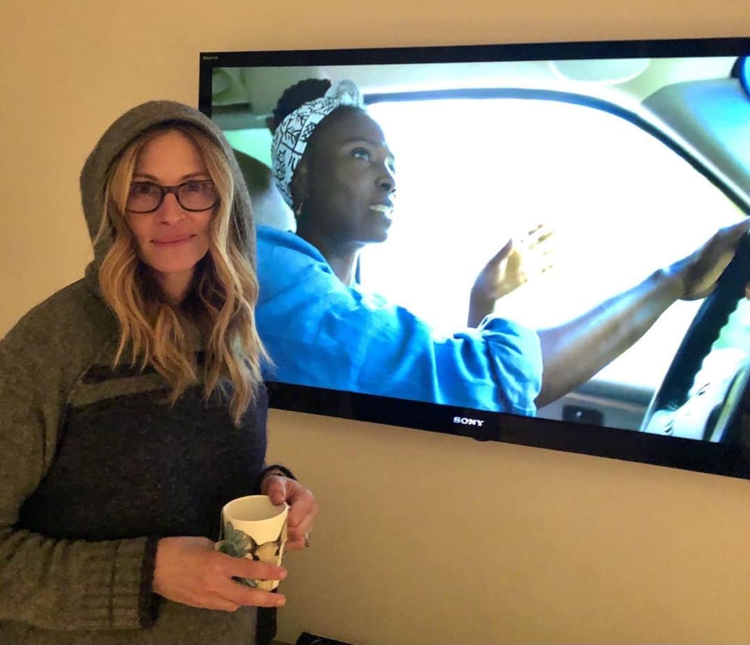 ジュリア・ロバーツのインスタグラム：「Yesterday Jamila Norman @patchworkcityfarms made such an impression on me. Rad, farming goddess 💫💫💫💫. Just sayin’. #Homegrown @discoveryplus @magnolianetwork」
