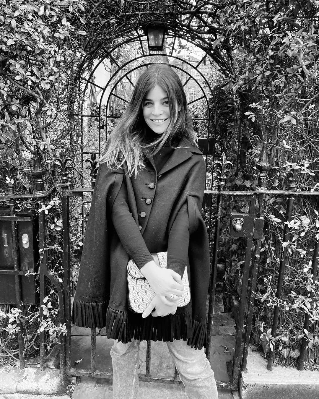 のインスタグラム：「There's always a reason to smile @lessismorebyjuliaroitfeld」