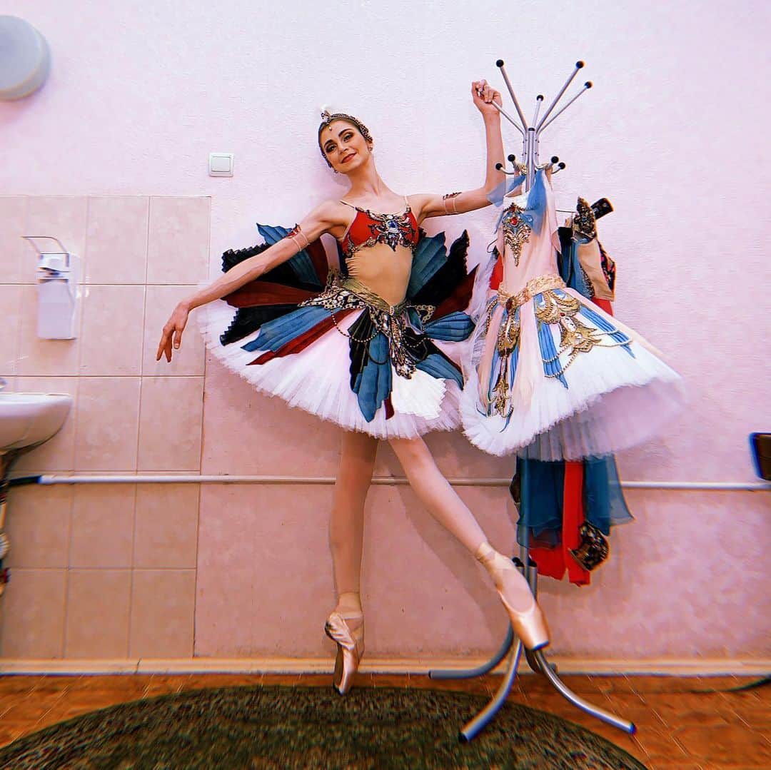ダリア・イオノワのインスタグラム：「обширный такой у Гюльнары гардероб, прям «выбирай- не хочу» 😜  _______________________________________  #spb #saintpetersburg #mariinsky #mariinskytheatre #mariinskyballet #mariinskydancer #vaganovastudents #ballet」
