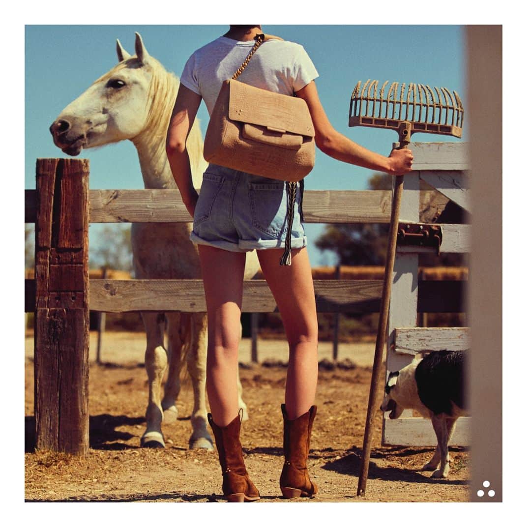 ジェロームドレイフュスのインスタグラム：「For the ultimate versatile partner in crime, go XL with Lulu #jeromedreyfusslulu . . Art Direction & Photo @germainchauveau Style @claire_dhelens #jeromedreyfuss #lulu #jeromedreyfusslulu #rootsdeluxe #ss21」