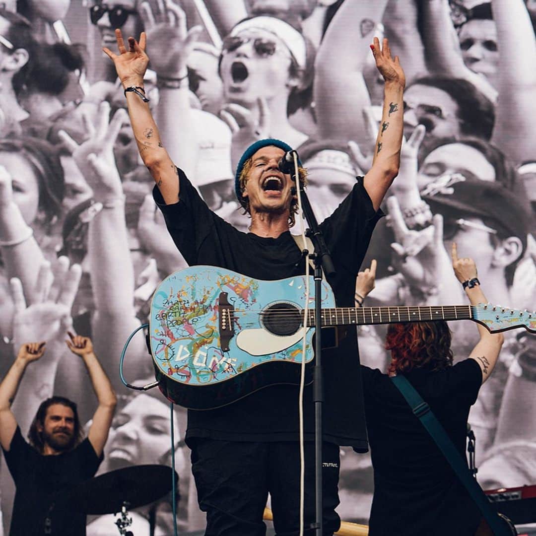 グループラブのインスタグラム：「in the lead up to THIS IS THIS MOMENT we wanna hear from you and what your favorite GL memories are. can be anything. a drive to a show, crowdsurfing during colours, hanging out in line waiting to get in, the 2016 Nashville version of enlighten me, whatever. we want to hear your favorite memories. DM us or text to 310-349-3957. oh and send pics ❤️❤️❤️❤️ 📷 by @selahsean」