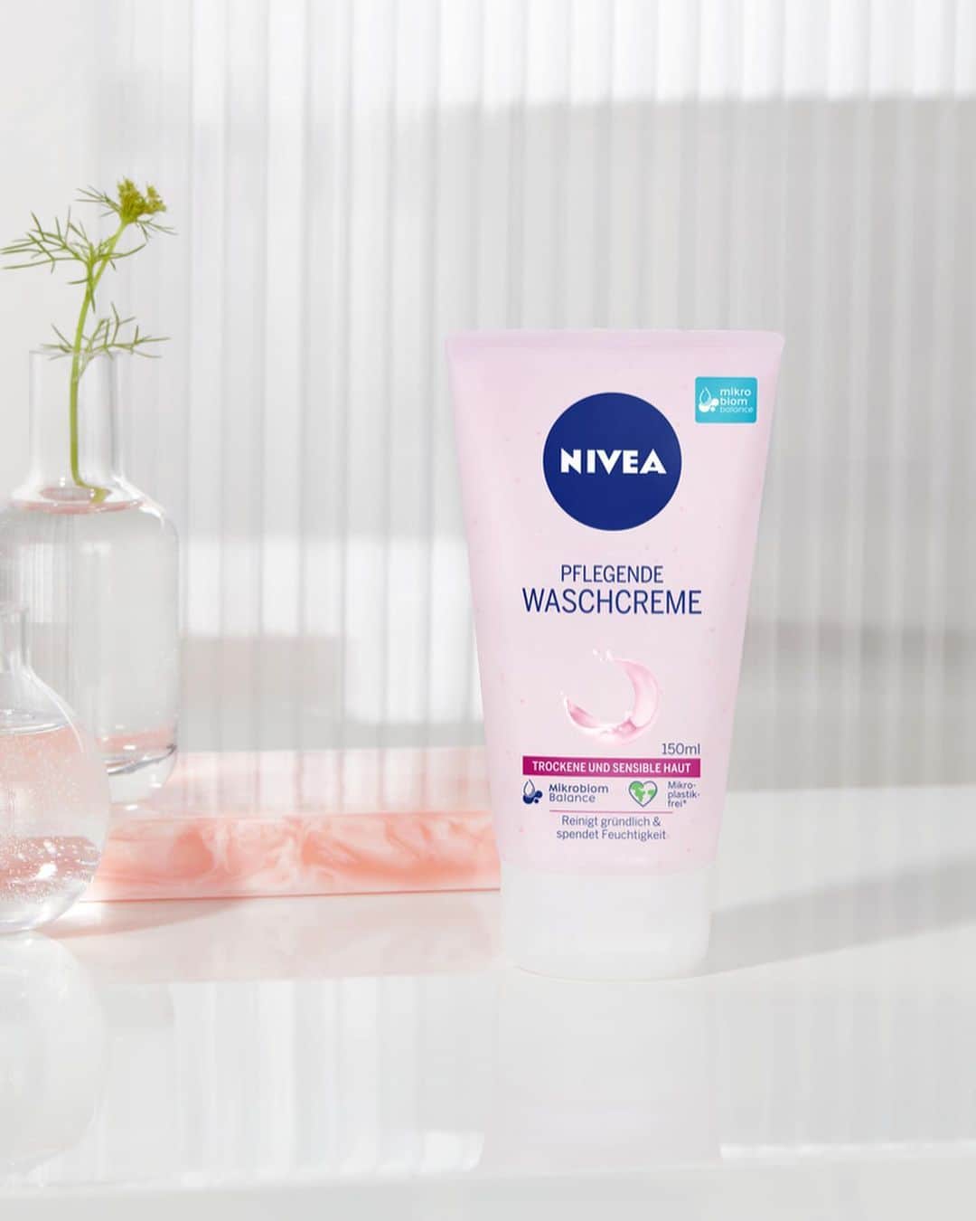 NIVEA Deutschlandさんのインスタグラム写真 - (NIVEA DeutschlandInstagram)「Für eine Reinigung, die eure Gesichtshaut nicht austrocknet. 💁‍♀️ #NIVEA」2月23日 2時05分 - nivea_de